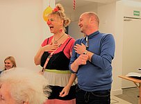 PDL Bernd Winterlich singt in der Würzburger Wohngemeinschaft für Intensivpflege zusammen mit der Klinikclownin Schnipsel.