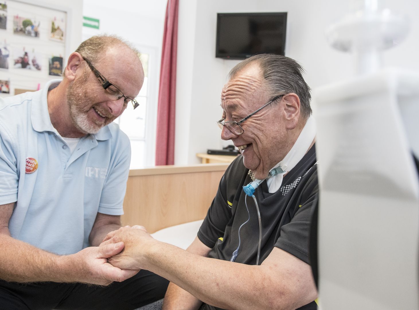 Zeit für richtig gute Pflege Pflegekraft massiert die Hand eines Pflegebedürftigen.